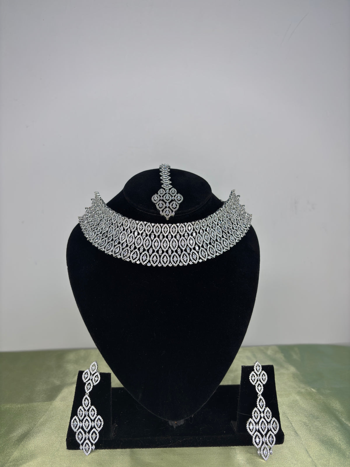 Intricate Diamond-Look Broad Choker Set with Maang Tikka
