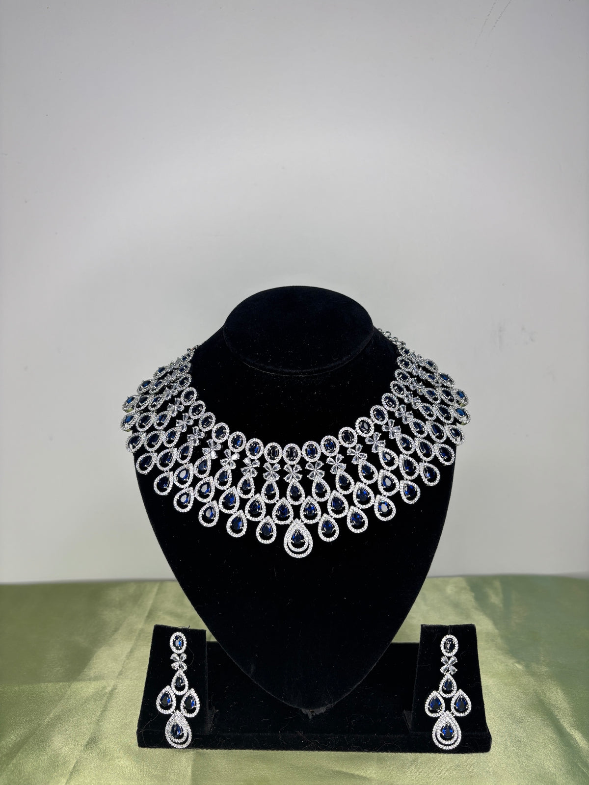 Opulent High-Collar Lattice Diamond-Finish Statement Set